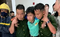Hà Nội: Giải cứu thiếu niên 16 tuổi mắc kẹt trong căn hộ bị cháy