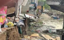 4 căn nhà bị cuốn trôi xuống sông do sạt lở tại Hậu Giang