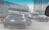 Hai ô tô "chèn ép" nhau trên đường Vành đai 3 Hà Nội