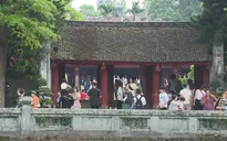 Sĩ tử nô nức đến Văn Miếu trước kỳ thi tốt nghiệp THPT