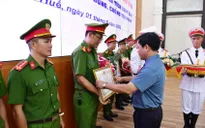 Khen thưởng tập thể, cá nhân có thành tích trong vụ vây bắt kẻ cướp tiệm vàng ở chợ Đông Ba