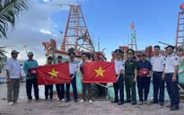 Vùng Cảnh sát biển 4 tặng 4.000 lá cờ Tổ quốc cho ngư dân Cà Mau