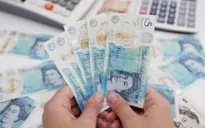 Lạm phát cao, người Anh rút tiền mặt nhiều kỷ lục