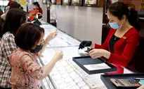 Giá vàng giảm 100.000 đồng mỗi lượng