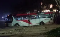 Xe khách bất ngờ "bay" xuống bãi biển Phú Quốc