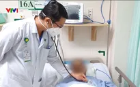 Cụ bà 72 tuổi suýt mất mạng vì bị ong đốt