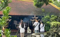 Mưa gió, người dân Hà Nội vẫn thành kính đến chùa dịp lễ Vu Lan