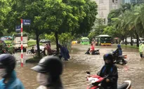 Những "biển nước" sau mưa ở Hà Nội bắt đầu rút