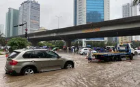 Hà Nội ngập sâu, đội cứu hộ hoạt động hết công suất