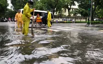 Hà Nội: Mưa lớn cả đêm, nhiều tuyến phố ngập như sông