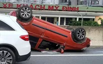 Hà Nội: Ô tô con lật ngửa sau cú đâm va với xe tải