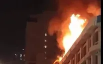 Người dân náo loạn khi lửa bốc ngùn ngụt trên toà nhà gần phố đi bộ Nguyễn Huệ