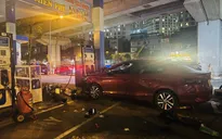 Hà Nội: 'Xe điên' lao vào cây xăng, 8 người bị thương