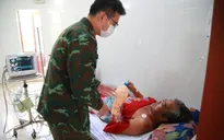 Trung tâm Y tế thị trấn Trường Sa cấp cứu ngư dân bị tai nạn trên biển