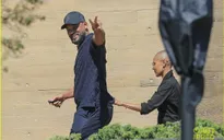 Will Smith xuất hiện cùng vợ lần đầu tiên sau cái tát ầm ĩ tại Oscar 2022