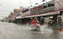 Người dân TP Hồ Chí Minh “bơi” trên đường sau trận mưa lớn hơn 3 giờ liền