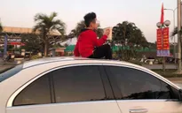 Cho trẻ đứng ở cửa sổ trời xe ô tô: Nguy hiểm khó lường