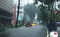 Cần lưu ý gì khi lái ô tô trong trời mưa ngập?