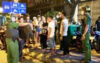 Chồng rủ bạn nhậu đánh vợ giữa đường