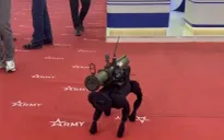 Robot quân sự có khả năng mang và phóng tên lửa chống tăng tại Army 2022
