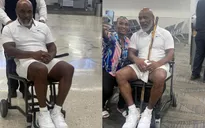 Mike Tyson tiều tụy ngồi xe lăn