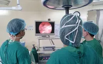 Cắt bỏ khối u nang buồng trứng kích thước gần 13cm cho bé gái 12 tuổi