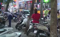 Vỉa hè bị lấn chiếm, người đi bộ bị "đẩy" xuống lòng đường
