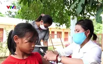 Vượt núi, băng rừng đến tận thôn bản tiêm vaccine COVID-19 cho người dân