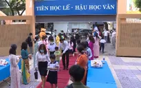 TP Hồ Chí Minh: Học sinh lớp 1 bỡ ngỡ trong ngày đầu đến trường