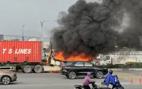 Người dân hỗ trợ dập lửa khi xe container bốc cháy nhưng bất thành