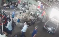 Băng nhóm cầm gậy xông vào bãi giữ xe đánh người