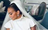 Jennifer Lopez mặc ba chiếc váy cưới siêu kỳ công và tốn kém của Ralph Lauren