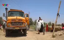Nắng nóng tới 50 độ C, Iraq dùng xe bồn cấp nước cho người dân