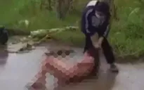 Nữ sinh bị bạn lột đồ, đánh đập ngay giữa đường