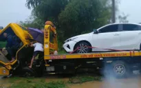 Hà Nội: Giải cứu 2 người mắc kẹt trong xe ô tô giữa dòng nước lúc nửa đêm