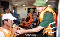 Hà Tĩnh: Cứu hộ thành công 9 ngư dân gặp nạn trên biển