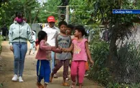 Dùng tiếng đồng bào dân tộc thiểu số để vận động học sinh đi tiêm vaccine