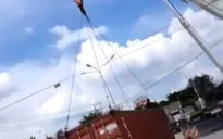 Container rơi thùng khi vào cua, nhiều người may mắn thoát nạn