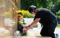 Người dân đặt hoa tươi tại tượng đài, tưởng nhớ 3 cán bộ, chiến sĩ PCCC đã anh dũng hy sinh