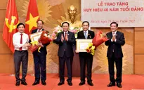 Trao tặng Huy hiệu 40 năm tuổi Đảng cho 2 Phó Chủ tịch Quốc hội