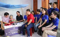 Thí sinh Sao Mai 2022 Khu vực miền Trung - Tây Nguyên tặng quà mẹ Việt Nam Anh hùng
