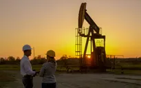 Giá dầu phục hồi sau khi xuống đáy 6 tháng
