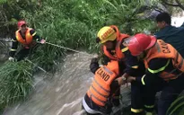 Giải cứu 23 người mắc kẹt ở suối khi đi du lịch