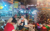 Chợ Bến Thành nhộn nhịp khách quốc tế