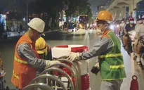 Xuyên đêm lắp đặt dải phân cách cứng trên tuyến đường Nguyễn Trãi