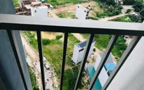 20 cảnh sát giải cứu cô gái trẻ định nhảy lầu chung cư tự tử