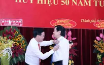Nguyên Chủ tịch nước Trương Tấn Sang nhận Huy hiệu 50 năm tuổi Đảng