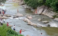 Sapa: Hai vợ chồng du khách bị nước cuốn khi ra suối chụp ảnh
