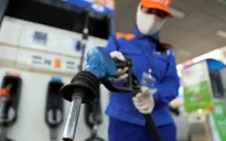 Xăng dầu tiếp tục giảm giá