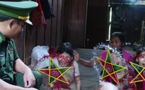 Bộ đội Biên phòng mang Tết Trung thu đến với trẻ em nghèo biên giới